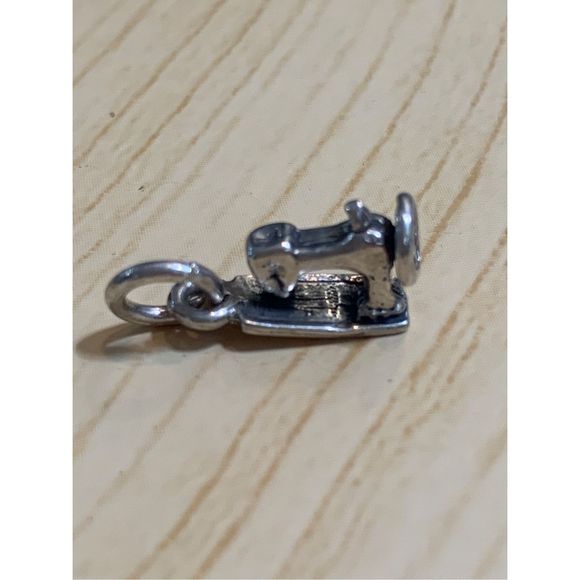 .925 Vintage Mini Sewing Machine Sterling Silver Jewelry Charm #sew #hobby - Picture 1 of 6